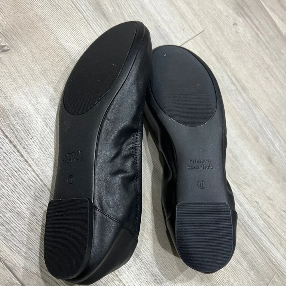 Amazon Essentials Black Round-Toe Ballet Flats - Picture 3 of 5